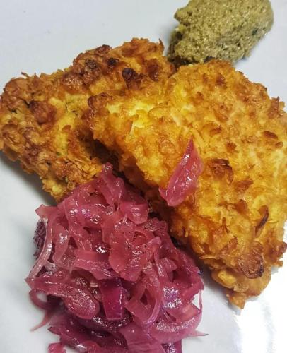 merluzzo in crosta di cornflakes e cipolle caramellate